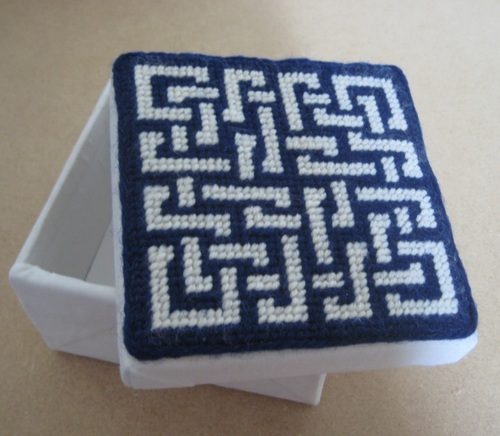 Product picture Cross stitch pattern for Celtic Knot In White on Navy Blue